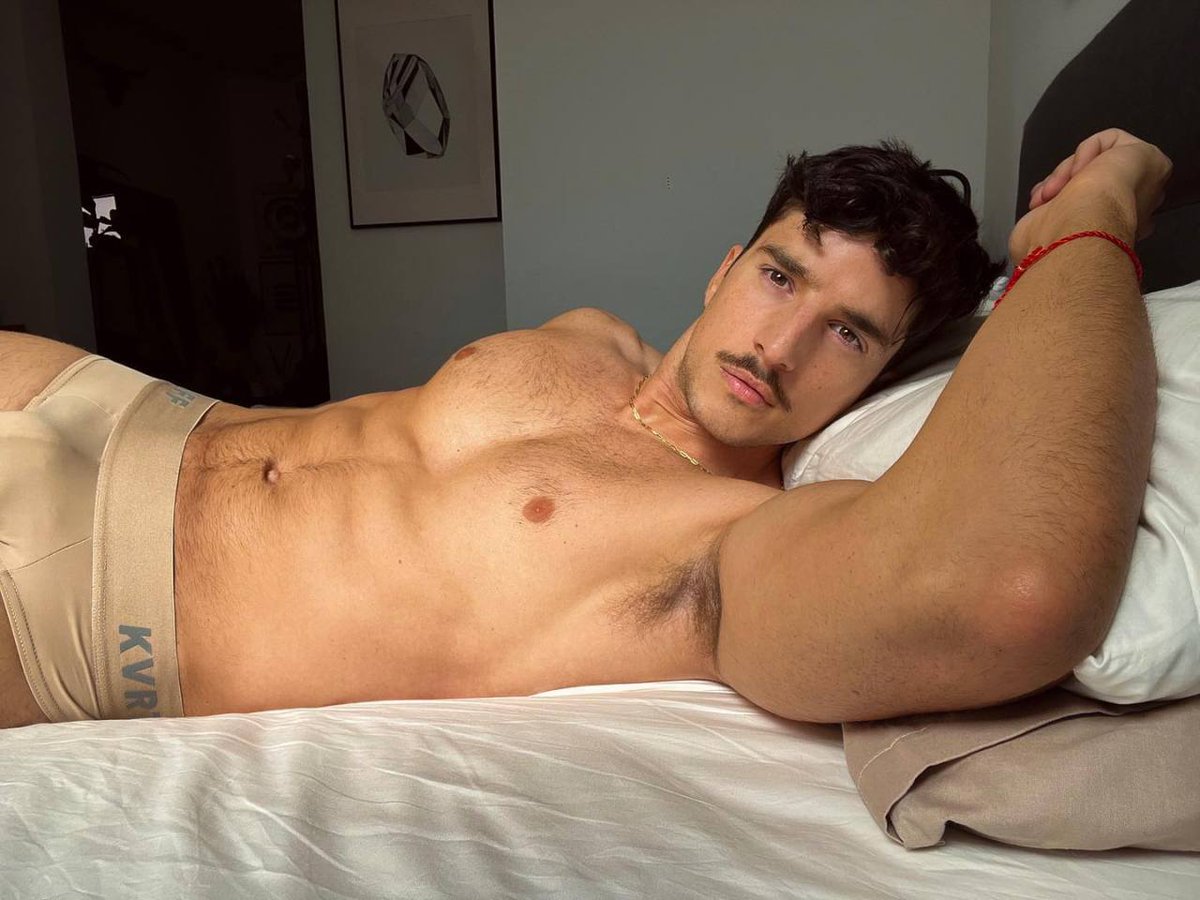 lagaylifefr's tweet photo. La #Gay Life vous propose un garçon sexy qui va éveiller tous vos sens. Ce beau mec #brun allongé sur son #lit semble nous appeler à le rejoindre. Son petit plus ? Sa A lire ici >> https://t.co/jayXevjg9J #beautémasculine #beaubrun #beauxgosses #beauxmecs #hommes https://t.co/If8a0Lqs8J