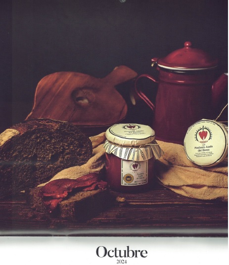 Empezamos a pasar páginas del calendario de los sellos de calidad del #Bierzo <a href="/FrutasdelBierzo/">Frutas del Bierzo</a> que este año tributa homenaje a la tradición de nuestros pueblos. Se muestran utensilios como cencerros, una máquina de churros caseros, escurrideras, calderos de hierro o madreñas.