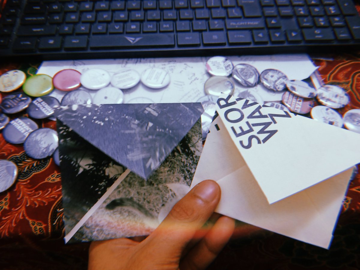 petakdaud's tweet photo. Sampul sticker, button badge dan barangan seni lain dari @fagiyuu - hasil dari zine Rasok yang dijahanamkan makhluk berbulu. https://t.co/2RqMVvuFHv