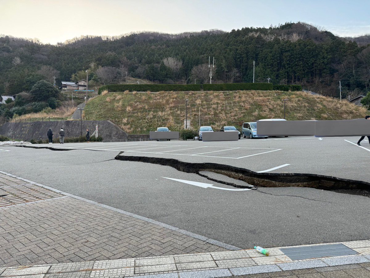 z_o3o_g's tweet photo. 友達が千枚田の道の駅で孤立しています
道路もこんな感じで寸断されてて
出るに出れんみたいです🥲

みんな車のなかで過ごしているとのことで
明日から雨なので心配です

ここに救助行く予定や
支援物資を届けてくれる予定とか
どうやったら分かりますか？

教えてください🙏🏻 https://t.co/tI0Qqckhdn