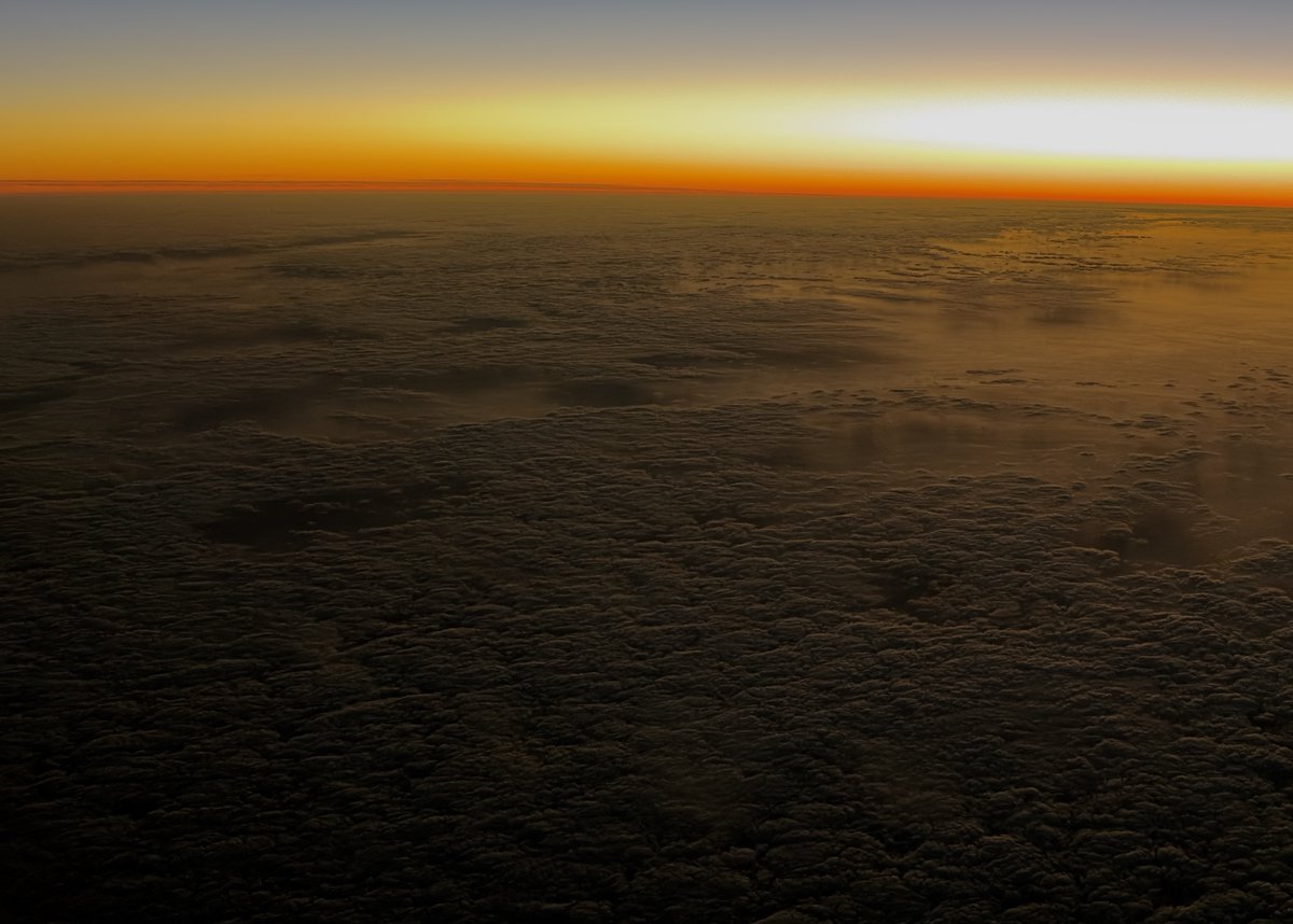 DaveWallsworth's tweet photo. Today’s #flyingphotooftheday is a quite beautiful sunset as seen from 36000 feet looking over the Atlantic Ocean on our flight from @capetownint to @HeathrowAirport last night in @Airbus #A350 G-XWBF #viewfromtheflightdeck https://t.co/dVjDvFdkGs