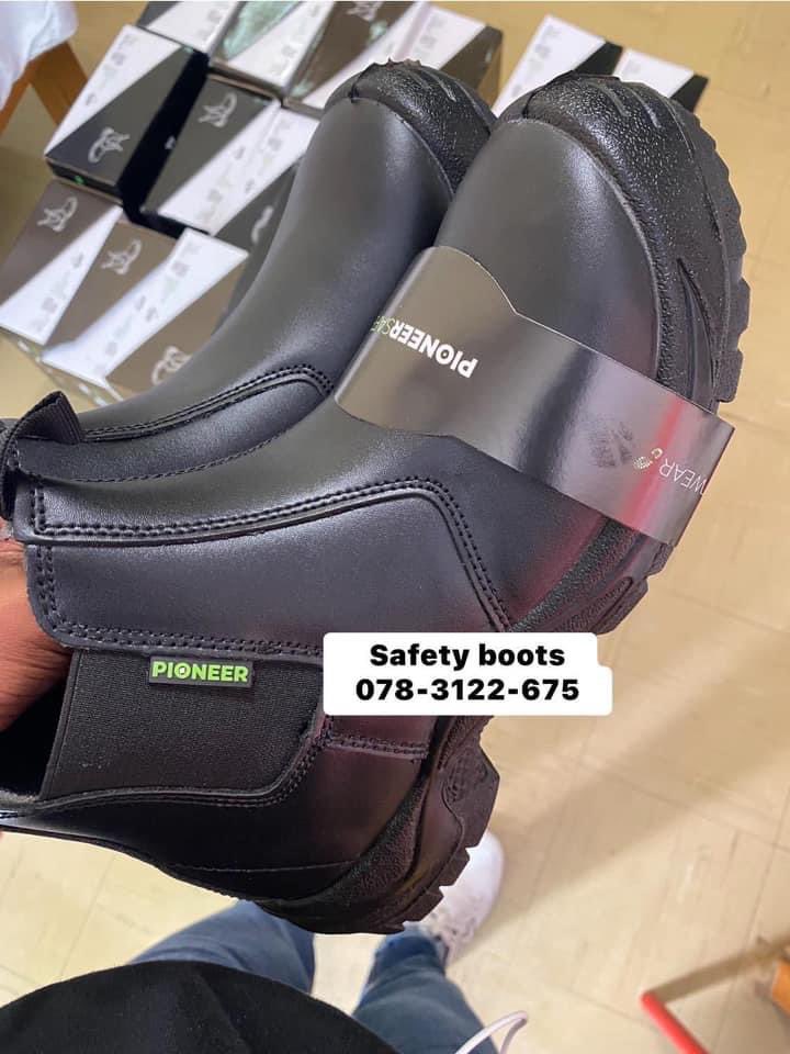 Agric_young's tweet photo. Safety boots [sizes: 3,5,7,8,9.10&amp;12]🔥🔥🧑🏾‍🌾
These boots have 
—a steel toe cap, 
—are oil-resistant, 
—shock absorbers, 
—slip-resistant, and 
—90-degree heat-resistant. 
Each pair R450, delivery R30 to anywhere in🇿🇦. sizes 3 to 12. brown &amp; black. WhatsApp 078-3122-675 to order. https://t.co/cuwmNXZ9j8