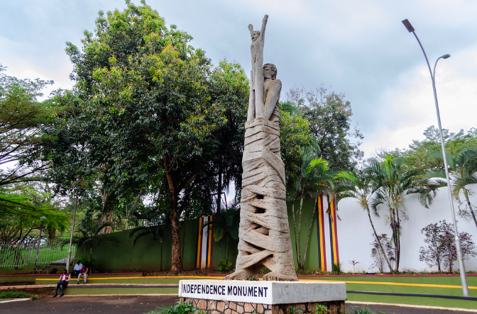 The #independencemonument is located along #speke road opposite #standardchartered bank. The #monument is a #sculpture of a woman lifting up a child in her arms; commemorating Uganda's #independence from #british colonialism which took effect on October 9th 1962.
#visituganda