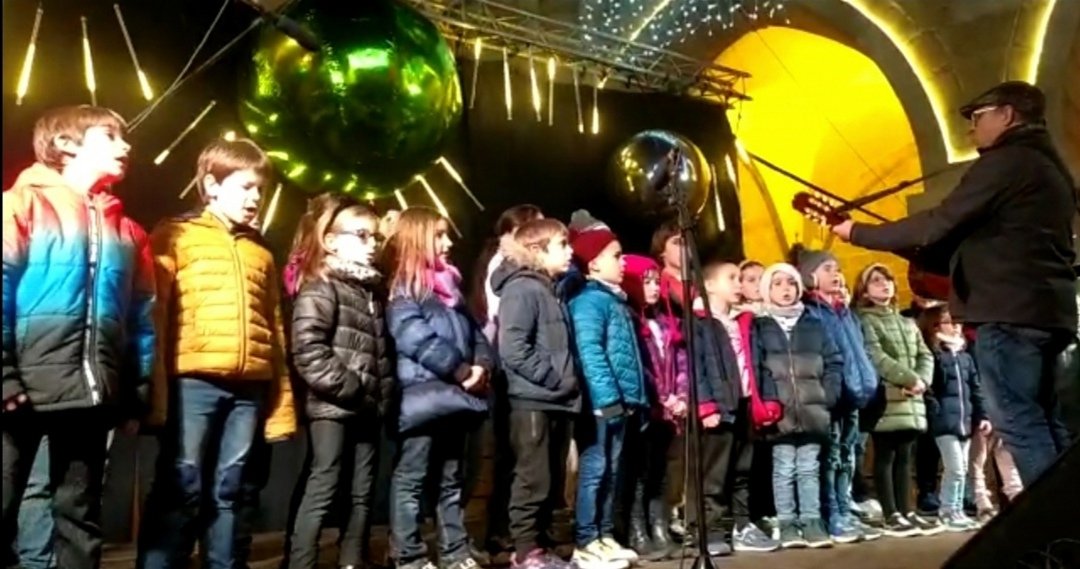 MusicaEsclat's tweet photo. Avui serem acompanyant al Patge dels Reis amb música. Amb els alumnes de Sami de 6 a 9 anys.
Plaça de l'Ajuntament.
@esclatmusica
@Peptorras65
@soler_comas https://t.co/LLEWD5JHr2