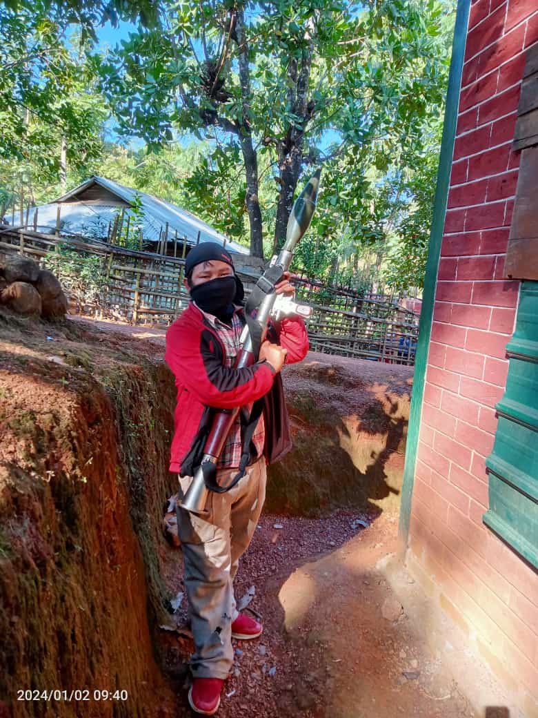 NaoremRn's tweet photo. So many fresh videos of #KukiMilitant attacking towards the security forces are coming out ! @ndtv @NENowNews @htTweets @BBCWorld @TimesNow @ukhrultimes  @thewire_in 

#BSFUnderKukiAttack #MeiteiUnderKukiAttack #SaveMeiteiSaveIndia #ManipurViolence #MorehBurns #Stand4StateForces https://t.co/2XBKOYvO55