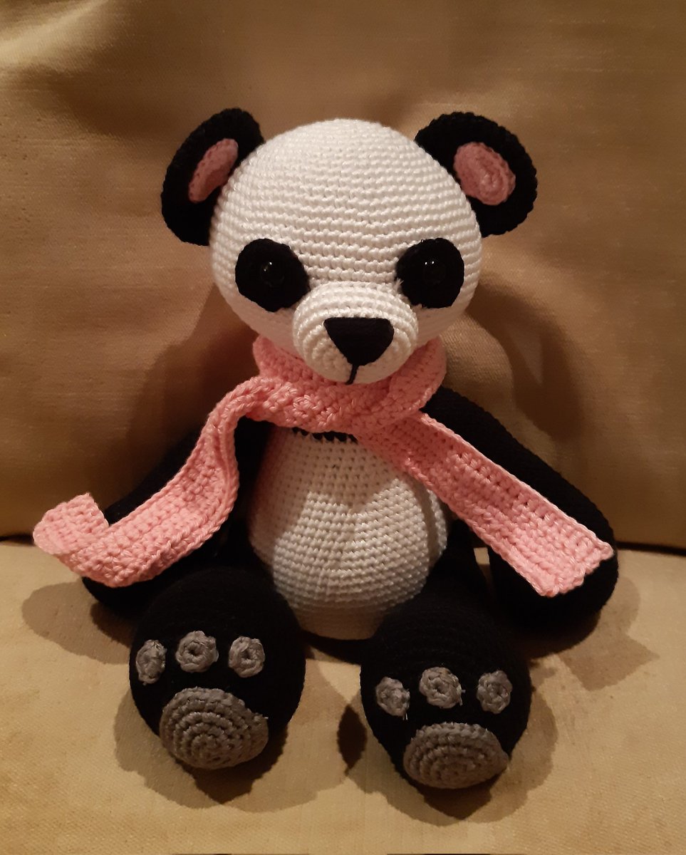 Deze pandabeer heb ik voor een aanstaande moeder gehaakt. En daar was ze natuurlijk dolblij mee.🐼 #haken #haakgek #Amigurumi #panda