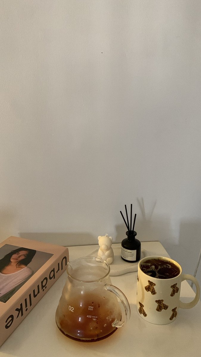 _0manal's tweet photo. رتبت غرفتي وبخرتها وتوني مخلصه شور واتقهوى 
الله يا رِقة اللحظه🤎🫧✨ https://t.co/rT9M0gaBM9
