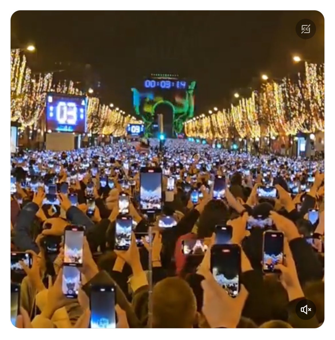 Imaginez ce que serait notre société si chaque main de cette photo (terrifiante) brandissait un livre choisi, passionnément aimé.