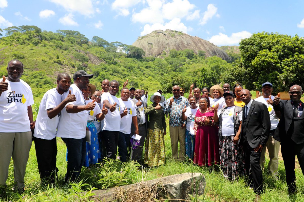 BarbaraRwodzi's tweet photo. A true wonder in Zaka North, Masvingo Province, 

African Map clearly shaped and engraved on Mountain Mware(Mwari), 

Indeed it is a National Heritage site and worthy visiting for many reasons including the cultural significance at the top of the mountain of a big Pool that does https://t.co/f2OctSPNmJ