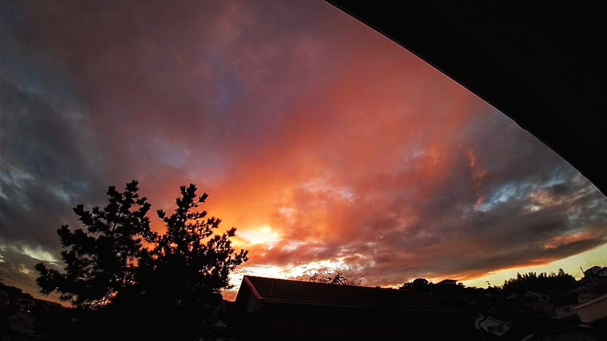 #イマソラ 
#ユウソラ 
#夕焼け 
#夕焼け雲 
#曇り空 
#evening 
#eveningsky 
#sunset 
#sunsetclouds 
#cloudsky