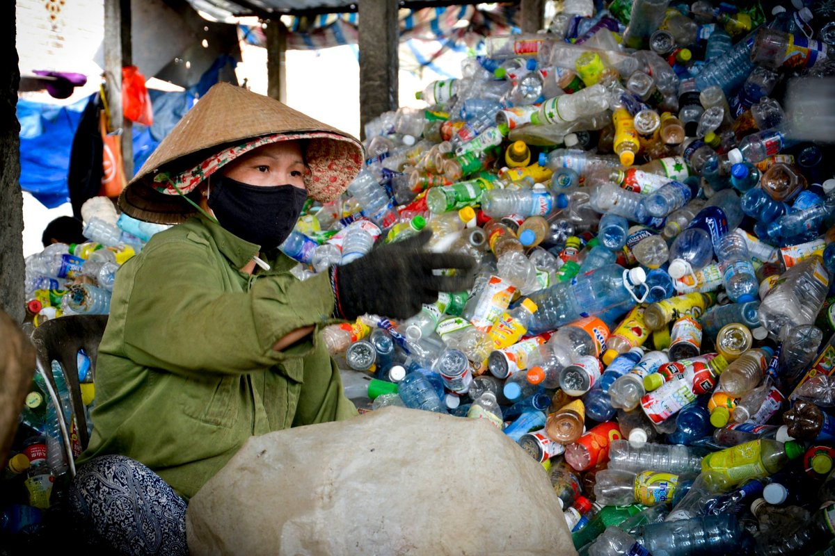 Up to 20 million people worldwide are informal waste workers. Their work protects our health and the environment, yet they are often the poorest of the urban poor. Here are four things policymakers can do to empower them: ow.ly/gxgc50QmUNf