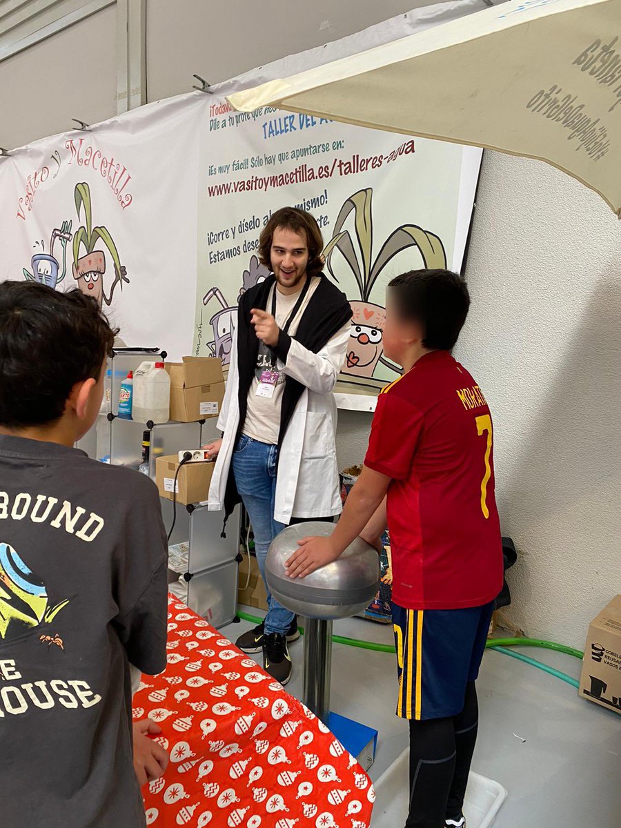 vasitomacetilla's tweet photo. ¡Un sábado lleno de diversión y aprendizaje con #VasitoyMacetilla en #Navival! 🌱💧 Los más pequeños exploraron el fascinante mundo del agua y descubrieron por qué es esencial conservarla. 😊 ¡Momentos así inspiran a cuidar nuestro planeta! ❤️
#EducaciónAmbiental #CuidamosElAgua https://t.co/mpIJn0jE5Y