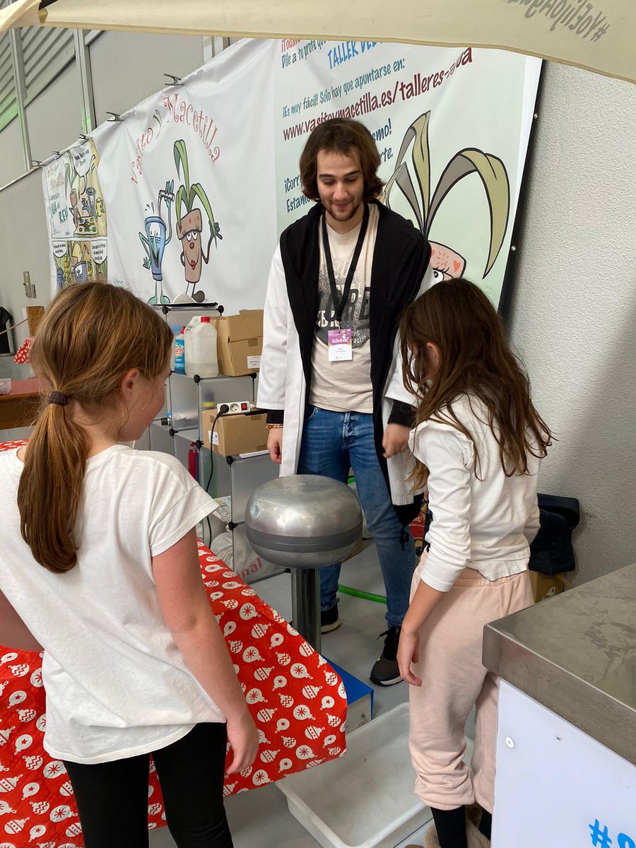 vasitomacetilla's tweet photo. ¡Un sábado lleno de diversión y aprendizaje con #VasitoyMacetilla en #Navival! 🌱💧 Los más pequeños exploraron el fascinante mundo del agua y descubrieron por qué es esencial conservarla. 😊 ¡Momentos así inspiran a cuidar nuestro planeta! ❤️
#EducaciónAmbiental #CuidamosElAgua https://t.co/mpIJn0jE5Y