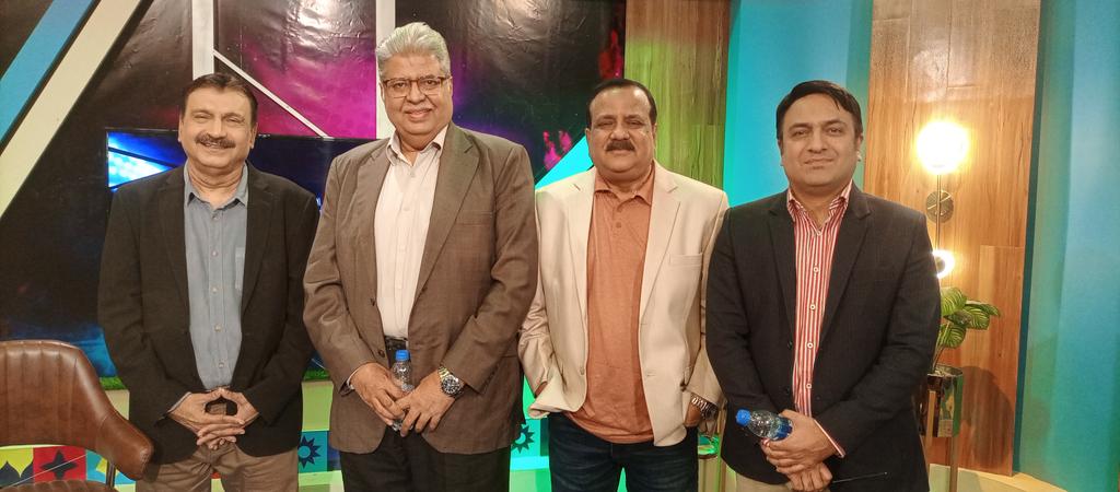 GhaffarSports's tweet photo. With respected seniors @mirzaiqbal80 @bhattimajid &amp; @Munirulhaq2 in Iqbal sb Sports program set Sports page Express News https://t.co/mD7BDqS855