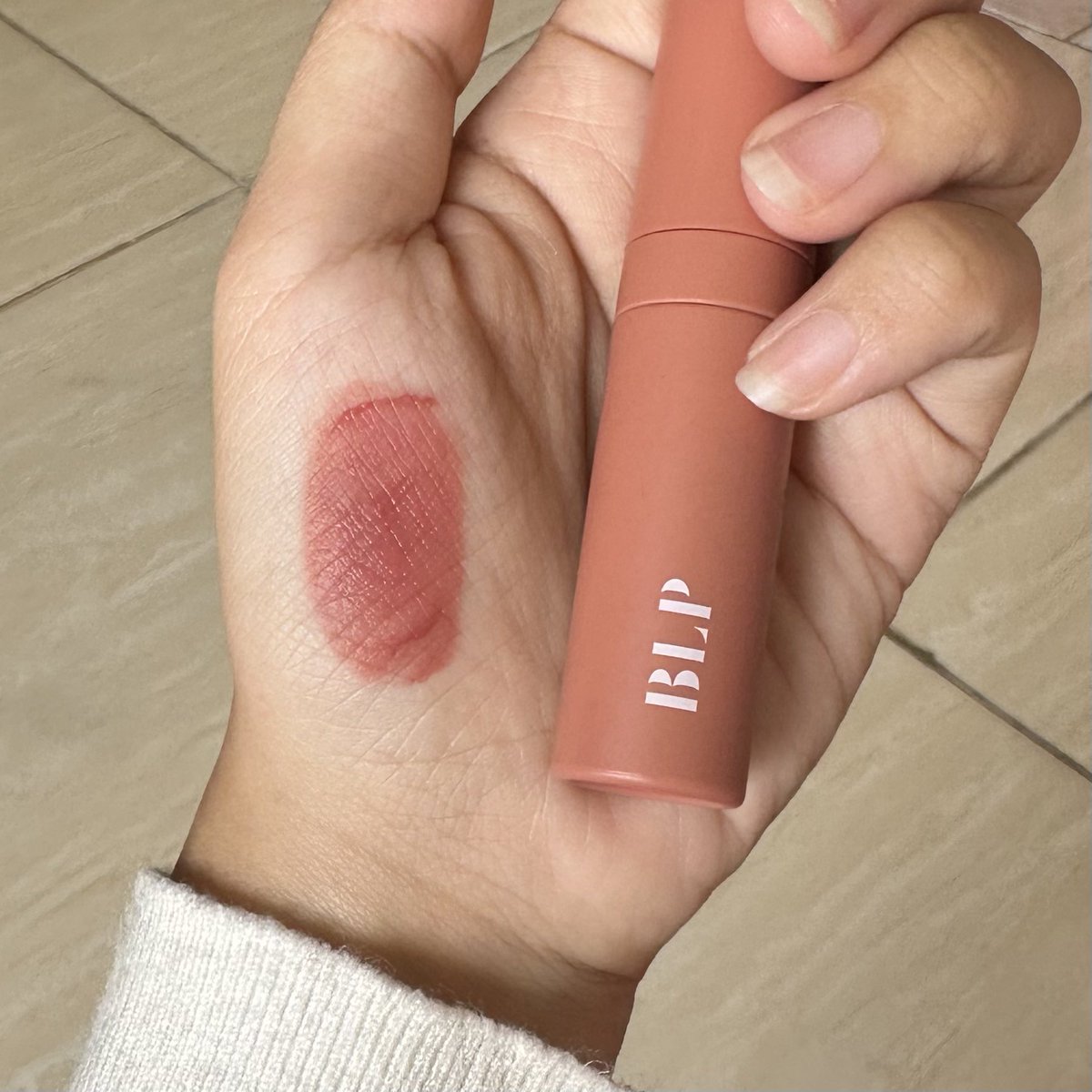 nocturnalcutie's tweet photo. kalau kamu lagi cari liptint buat sehari-hari yang looksnya "my lips but better" dan cover bibir gelap cobain BLP shade bira ini! Underrated tp baguss.

waranya mauve pink dgn hint cokelat, di awal  dia gel trs pas ngeset jadi velvet. stainnya juaraa (pic 3) dan ga transfer jugaa https://t.co/lTDRrWRbkY