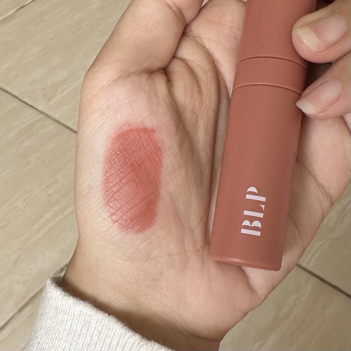 nocturnalcutie's tweet photo. kalau kamu lagi cari liptint buat sehari-hari yang looksnya "my lips but better" dan cover bibir gelap cobain BLP shade bira ini! Underrated tp baguss.

waranya mauve pink dgn hint cokelat, di awal  dia gel trs pas ngeset jadi velvet. stainnya juaraa (pic 3) dan ga transfer jugaa https://t.co/lTDRrWRbkY