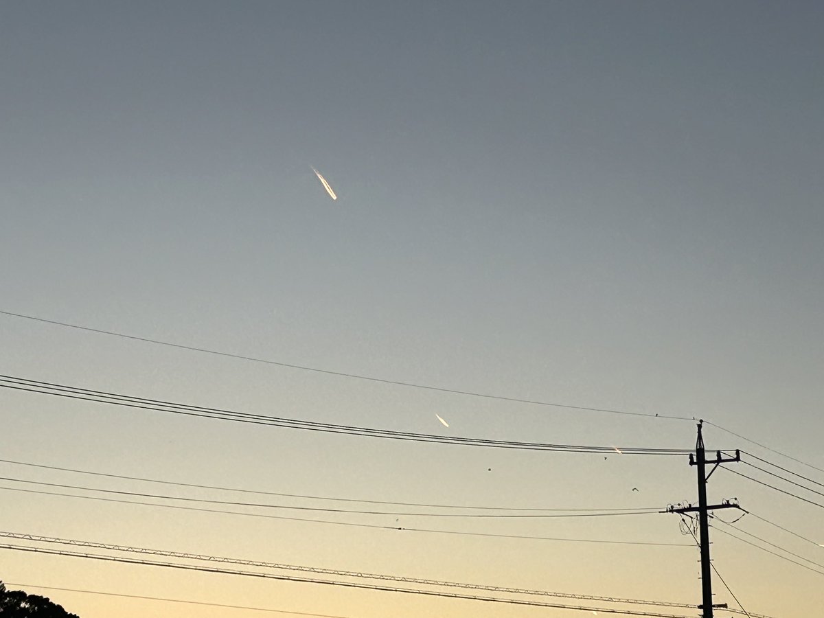 JUMBO2007's tweet photo. 西の空に短い飛行機雲みたいのが見える範囲だけで3つ見えるんだけど、なんだろう？ https://t.co/J3yoBAEyYt