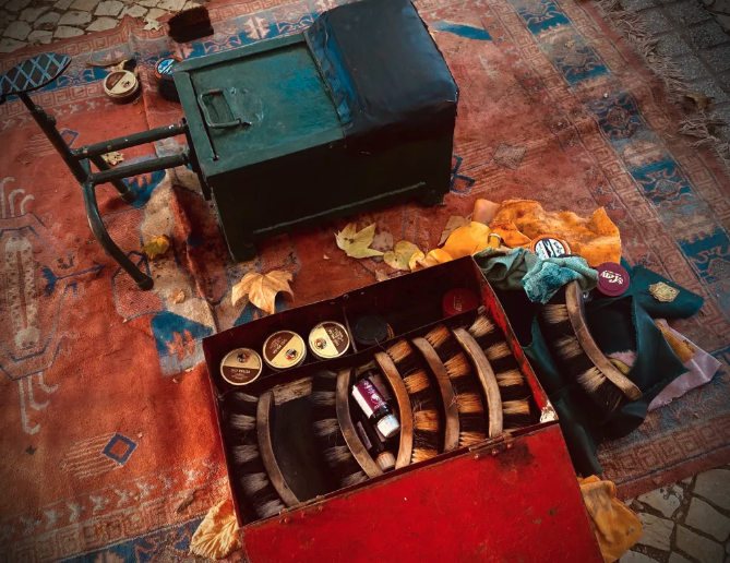 As profissões clássicas fascinam-me. A história desse engraxador, que se curva a quem sentar em sua oficina num puído tapete na calçada, mas não ao Santo Antônio ao seu lado - talvez porque o santo esteja sempre de alpercatas - na <a href="/mensagem_lisboa/">Mensagem de Lisboa</a>