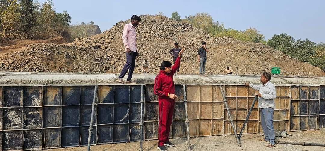 DrSumerSolanki1's tweet photo. निरंतर प्रयास..........!
विगत वर्ष संसद में उठाया था मुद्दा।
मानपुर गणेशघाट पर नही होगी दुर्घटना।
107 करोड़ की लागत से 9 किमी नई 3  लेन सड़क का निर्माण हो रहा है। 
जाने की सड़क अलग
आने की सड़क अलग होगी।
अधिकारियों के साथ किया नई सड़क मार्ग का अवलोकन।
@blsanthosh @v_shrivsatish https://t.co/jBAQQXQOxX