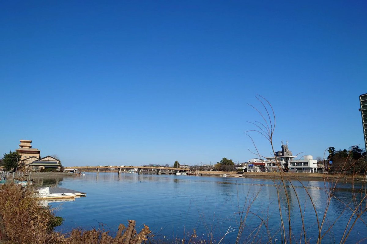 SuwaShu's tweet photo. 石山寺を参拝して、瀬田川沿いを散歩して来ました！
いい天気で汗ばむほど暖かかったです！ https://t.co/qaF3yyBfKn