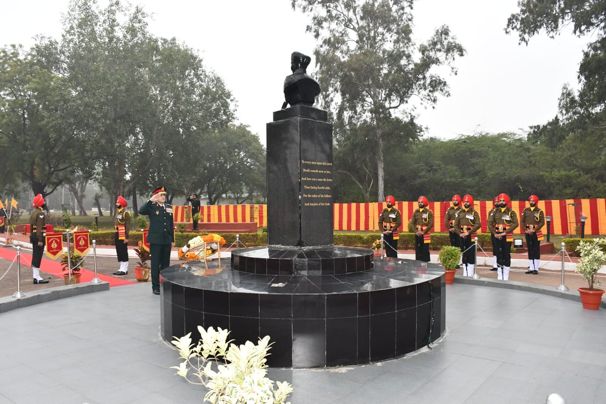 Major General Gaurav Misra, Sena Medal took charge of #Gandivdivision from Maj Gen AVS Rathee, Sena Medal. In a solemn ceremony, he paid homage to the #Bravehearts by laying a wreath at the #VeerSmriti War Memorial. The General Officer extended his warm wishes to All Ranks and