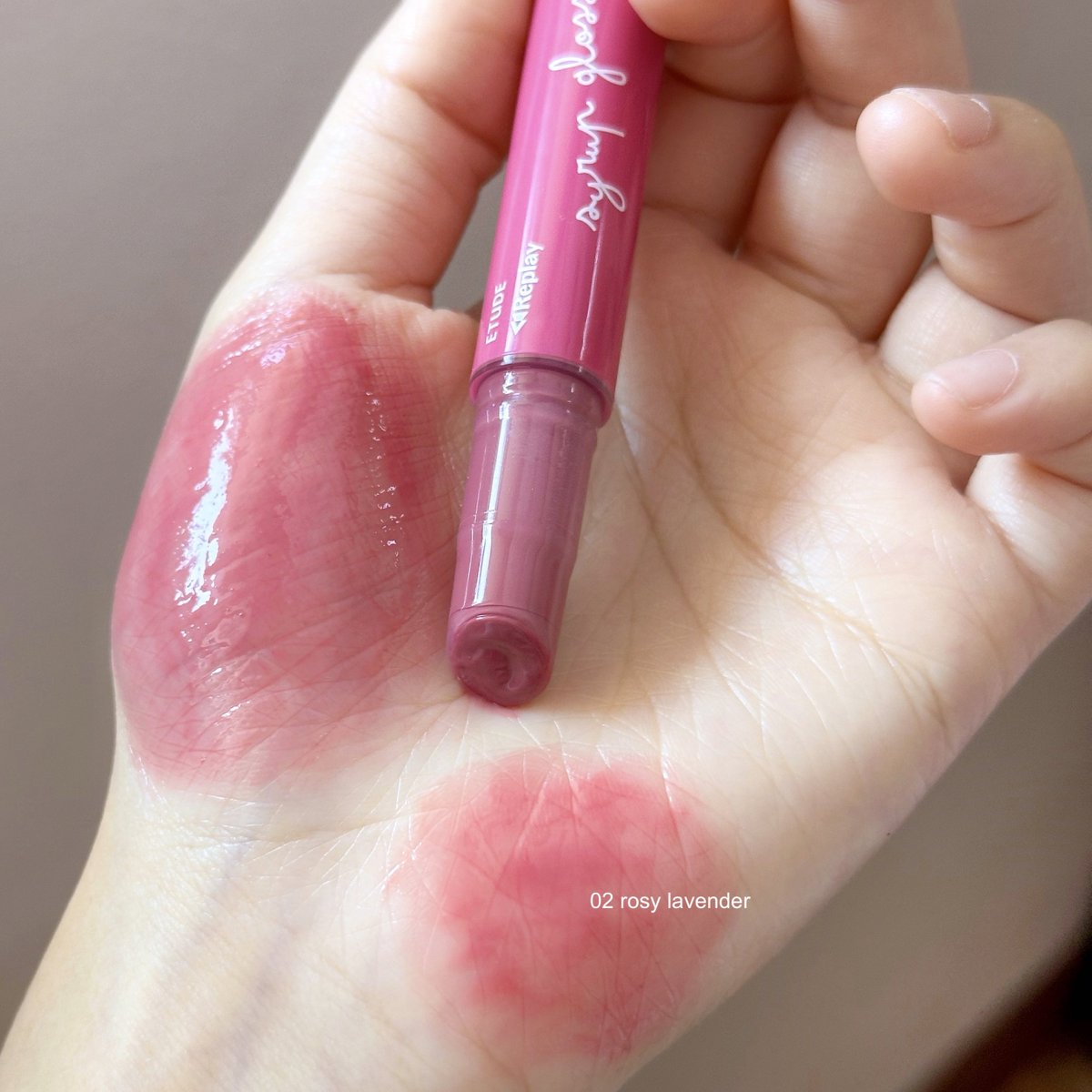 Hamkdy_'s tweet photo. อันนี้หยิบทาแล้วคนถามบ่อยยย etude syrup glossy สี rosy lavender เอางี้ คือมันทายังไงก็สวย ปาดเลยปากฉ่ำ สีเท่ากัน ร่องปากหาย กลบปากคล้ำ ไม่เหนียว ดีเริสจบ😭🤲🏻 ลิปกันตายของแทร่ https://t.co/1OZr7bMnjc
