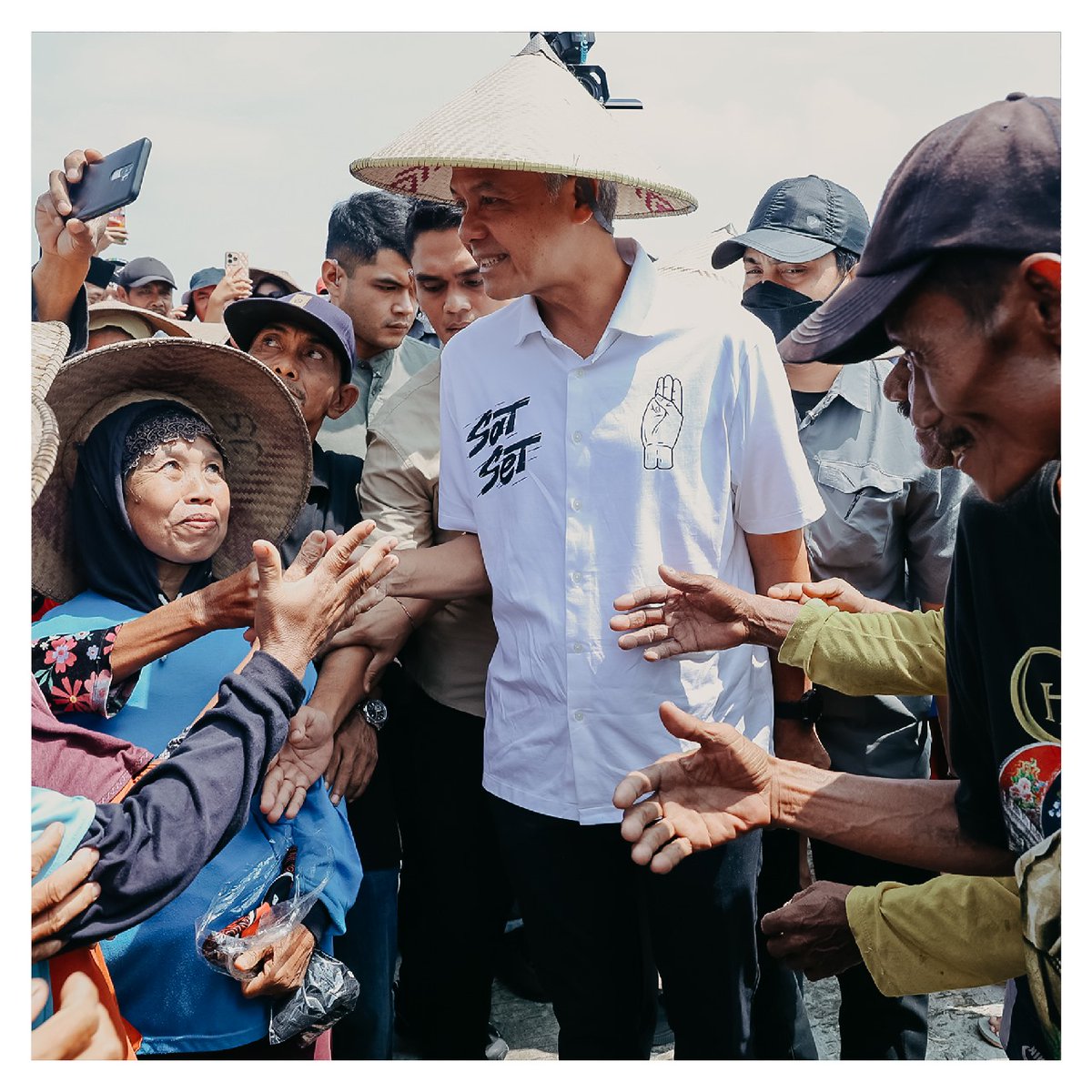 Bersama petani Desa Wilalung Demak kita membahas mengapa pupuk bersubsidi sering langka di pasaran. Ternyata ini terjadi karena kuotanya dikurangi pemerintah. Ganjar Mahfud berkomitmen menambah kuota pupuk bersubsidi dan akan membangun tiga pabrik pupuk untuk memenuhi kebutuhan