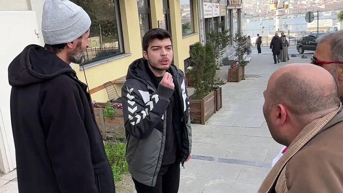 bpthaber's tweet photo. Yumruk atan Ege Akersoy’un ifadesi:

"Ben yıldız Teknik Üniversitesi elektrik mühendisliği son sınıf öğrencisiyim. Benim babam Emekli Binbaşıdır. Ben de milliyetçi yetiştirildim. Geçtiğimiz günlerde Suudi Arabistan tarafından ülkemizin kurucu liderinin fotoğrafı mesele edilerek ülkemiz aleyhine uygulama yapılması, geçtiğimiz günlerde yaşanan terör saldırıları sonucunda 12 askerimizin şehit edilmesinden sonra ben de bir Türk vatandaşından Türk bayrağını taşımasını beklerken, karşımdan gelen yeşil üzeri Arapça yazılı bayrak taşıyan şahsa hitaben; 

"Sen Türk Vatandaşı değil misin? hassas zamandayız" dedim. 

Kendisi de bana, "İstediğimi taşırım" dedi.

Aramızda bir itişme oldu. Kendisi yakınıma gelince kendimi korumak için kendisine yumruk attım. Kendisini sözlü olarak uyarmam gerekirdi. Olay nedeniyle pişmanım.

Ben herhangi bir ulusa yönelik aşağılayıcı söylemde bulunmadım. Sadece Türk Vatandaşı olduğunu düşündüğüm şahsı uyarmak istedim. 

Olaydan sonra etraftan tanımadığım bir kişi de bana vurdu. Bana vuran kişiden şikayetçiyim." (Pointer)