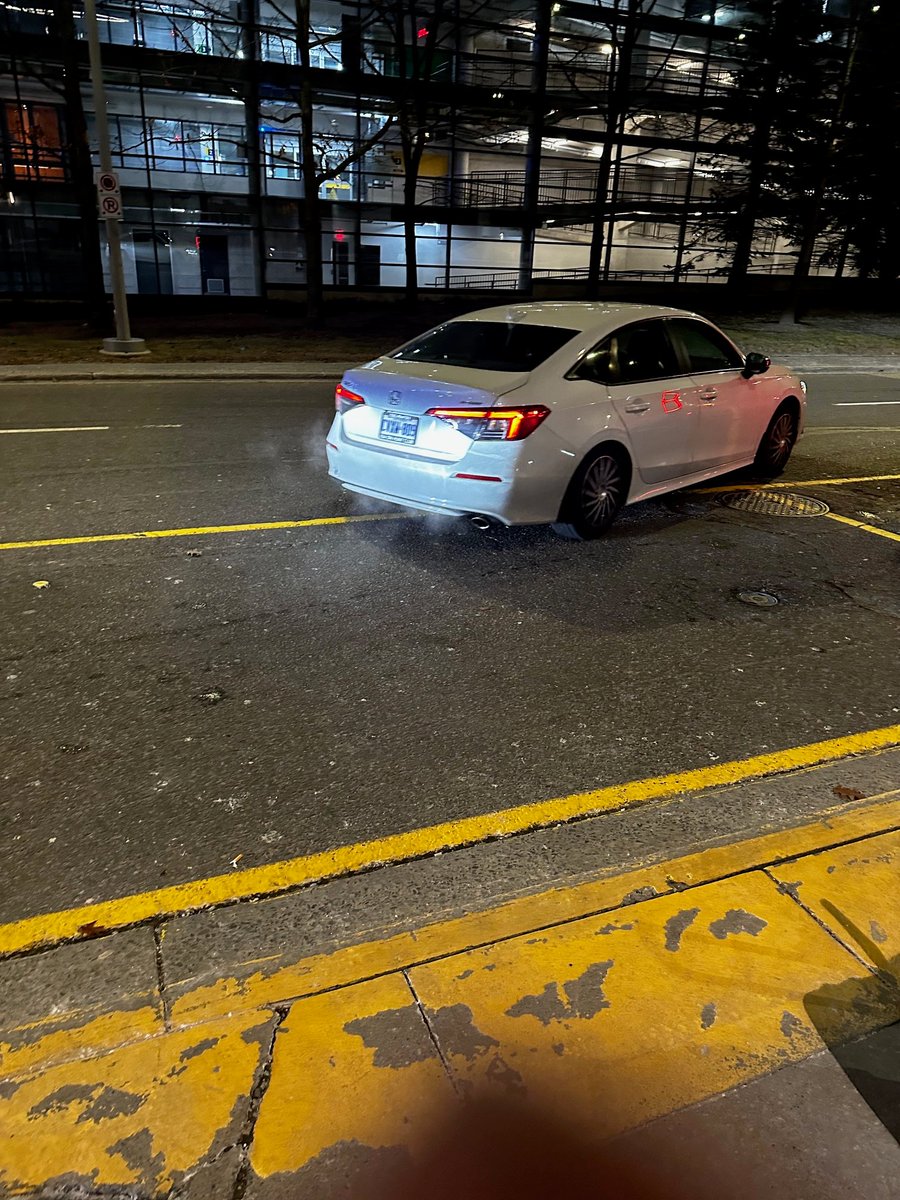 gosamburu's tweet photo. @lyft  Angry. App needs a way to: 
- cxl ride before a driver is assigned
- complain about drivers who cxl a ride

Driver cxled my trip when arrived at airport, then accepted &amp; picked up rider next to me 😡 (see pic)  Then app spent 15 mins looking for driver and wont let me cxl. https://t.co/5mBL80m1De