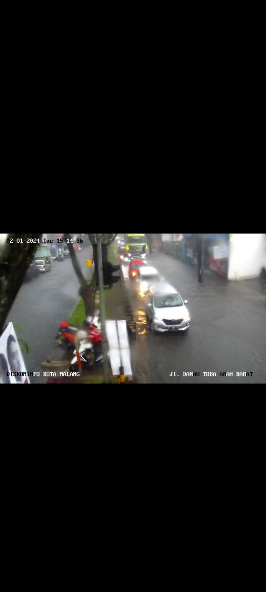 96_Indra's tweet photo. @infomalang @yusufgunawan
 pantauan cctv, danau toba, kerinci dan sekitarnya buanjir, yg bawa motor mending minggir ngiyup demi keamanan https://t.co/T1OqS8Orwi