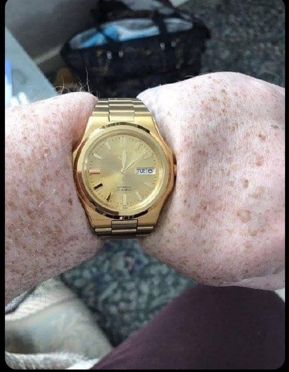 YoungGovno001's tweet photo. My 2024 budgets will be as tight as this watch #HappyNewYear2024 #MonsterHigh #money #Divinespeed #GodsPlan #Godspeed https://t.co/IzW5OAeWGZ