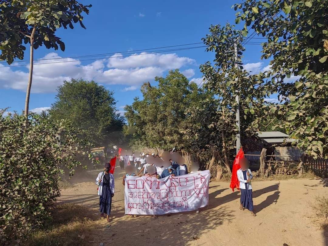LEO117728's tweet photo. The students and local residents in #Yinmabin Township protested for the overthrow of the military dictatorship on Jan 2..

#2024Jan2Coup 
#WhatsHappeninglnMyanmar https://t.co/GOht3L6Ue5