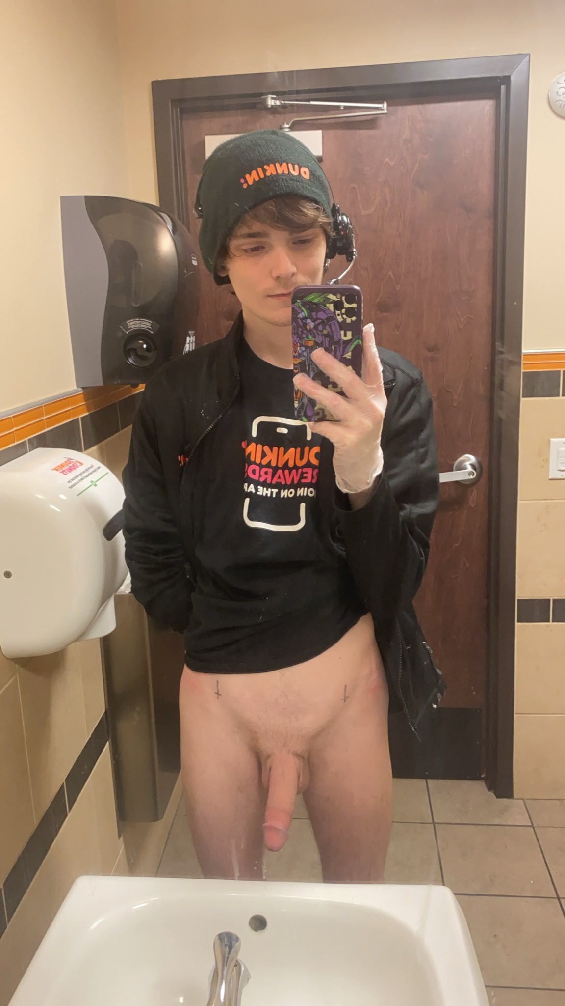 1 pic. it’s late and empty someone come to the lobby and suck me off https://t.co/K1bqTgYUzT