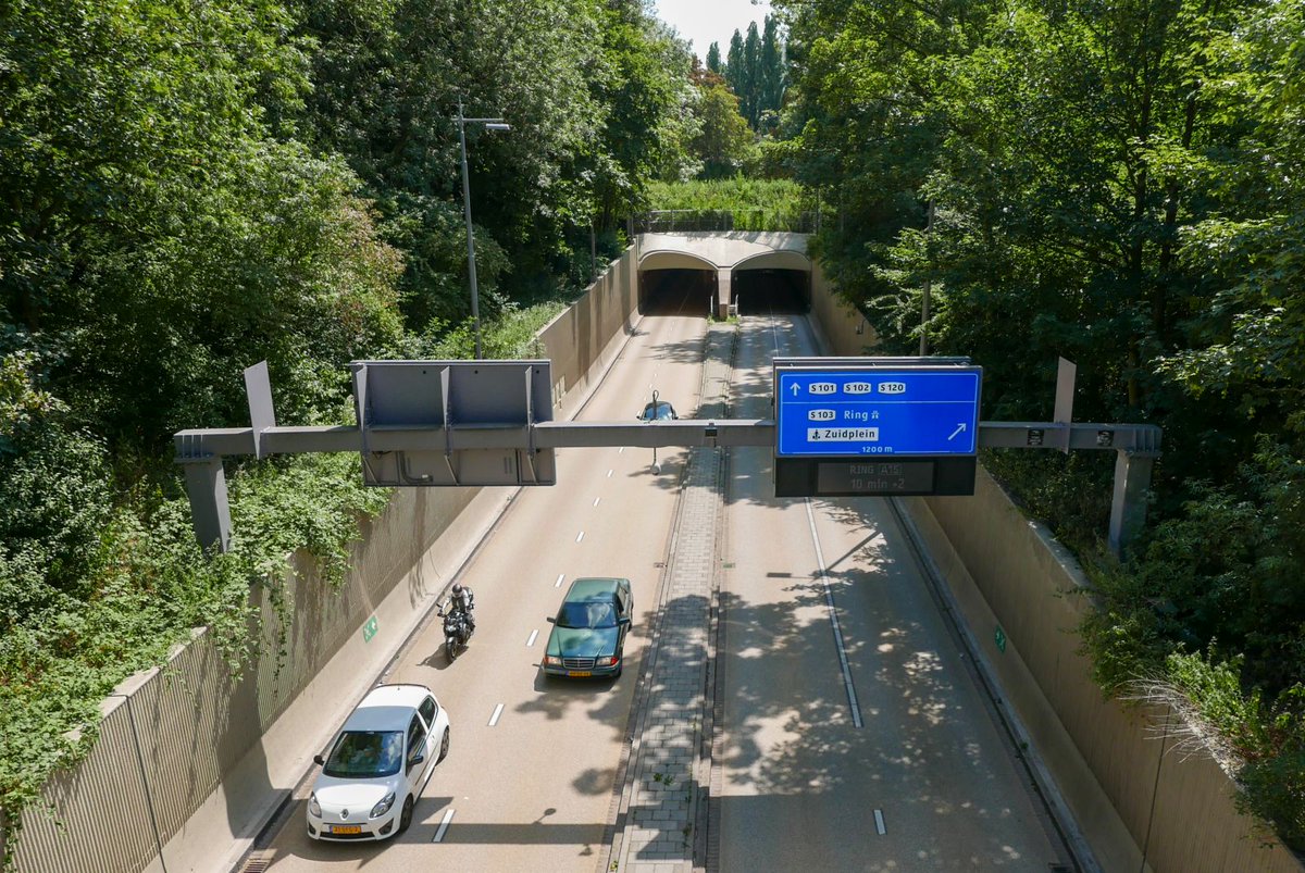 🚘🚧 Let op: vanaf vanavond 22.00 uur is de #Maastunnel 2,5 week dicht richting Zuid. Ook zijn er enkele nachtafsluitingen richting Noord. In deze periode worden de vluchtdeuren in de tunnel vervangen. 

👉 Lees meer: rotterdamonderweg.nl/maastunnel

📸 Joep Boute