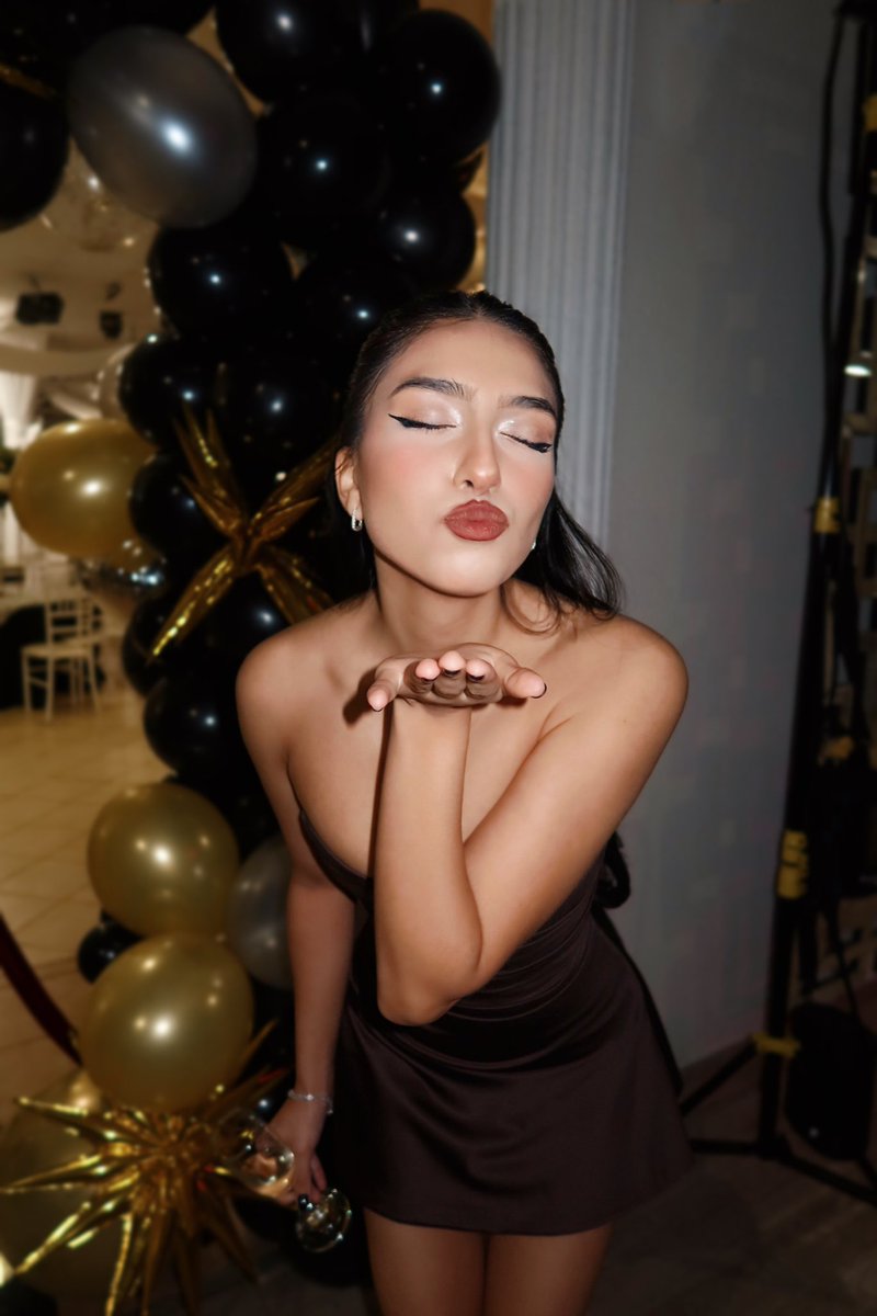 NeomyEsme's tweet photo. 2024🥂✨ https://t.co/TUeMVsd3nW