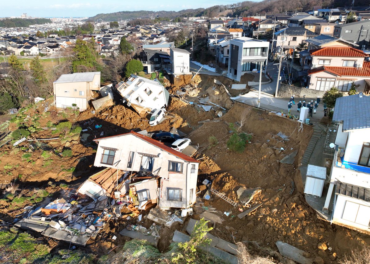 土砂崩れが起き、住宅3軒が倒壊する被害が発生した金沢市田上新町では