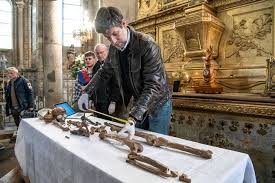 J-23 du #CPLF2024, réservez déjà votre venue le 26 janvier à 13h.
Conférence inaugurale incroyable avec l'exceptionnel médecin légiste et paléopathologiste Philippe Charlier
« Mourir d’une infection : quand la science explore l’histoire ! »
Des very cold cases
<a href="/PneumoCphg/">cphg</a> <a href="/ajpo2/">AJPO2 - Jeunes Pneumologues</a>