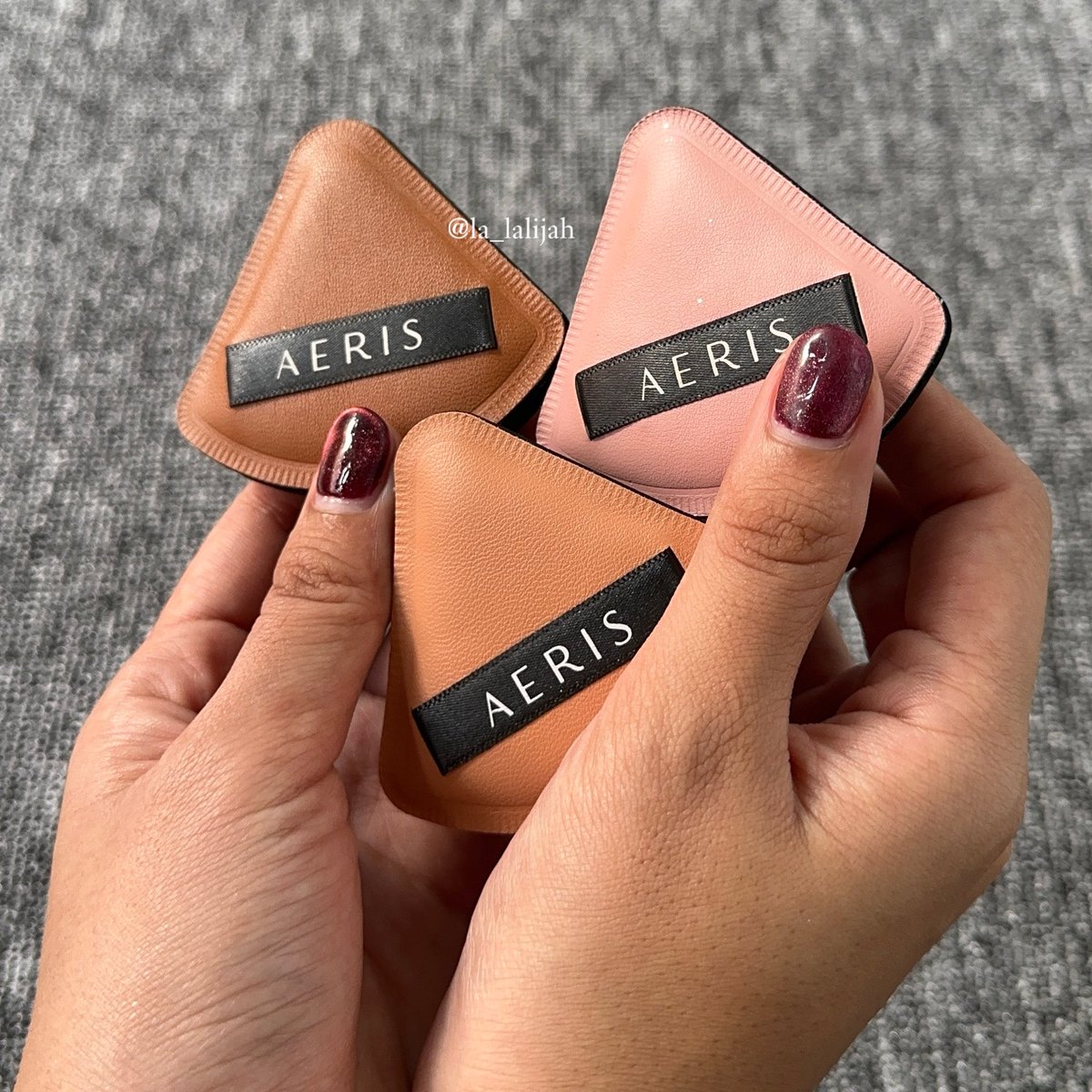 la_lalijah's tweet photo. Ada harga, ada kualitas itu ril!😮‍💨❤️

Aku beneran jatuh sejatuh-jatuhnya sama puff Aeris ini😍 Empuk, lembut, gampang dicuci juga, dan ga makan tempat👏

Aku punya 5 utk stock👀 Blend foundation gampang bgtbgtbgt🥰 Sampe dipojok2 muka juga dia bisa menjangkaunya https://t.co/gWgO29LxA0