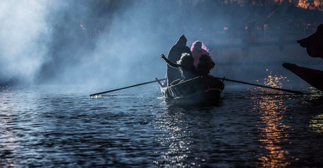 🧙 A #Grado le streghe arrivano dal mare. Spuntano all'imbrunire a bordo delle loro “batele”, le tipiche imbarcazioni gradesi, ogni anno il 5 gennaio. 
📷 ©️ Consorzio Grado Turismo