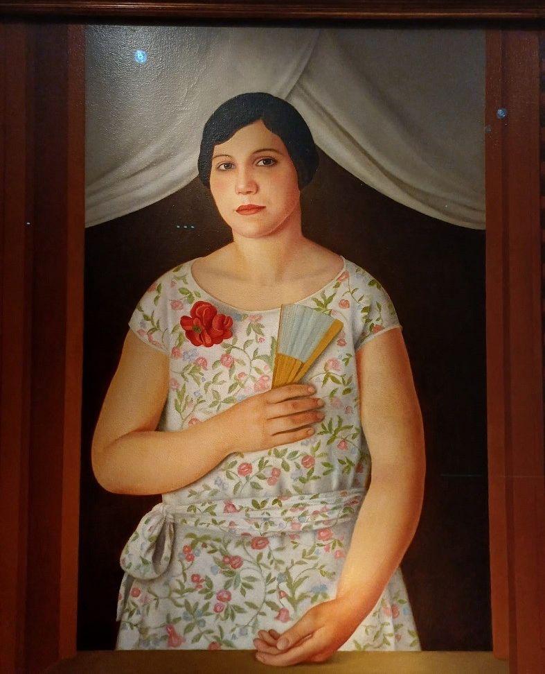#1gennaio Una pittura lucida, un'atmosfera rarefatta, la solennità di una moderna Madonna. È la Donna alla finestra di A. Donghi (1926), un dipinto denso di messaggi, come quel fiore rosso che oggi evoca i nostri no alla violenza!