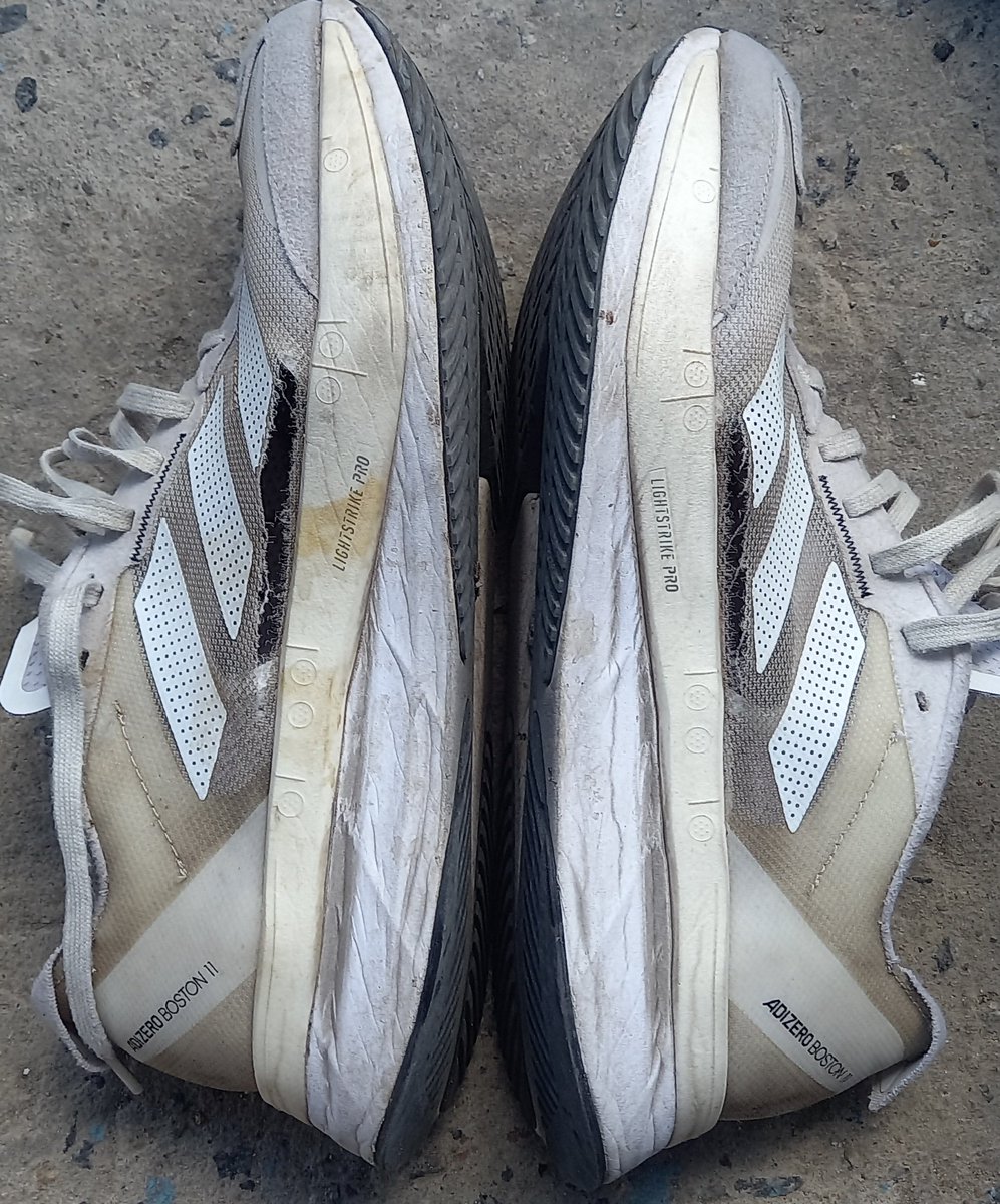 leote's tweet photo. @adidas nunca me pasó algo asi, 4 meses y se me abren las 2 #Boston11 al costado. Tengo garantía? https://t.co/86zqzdGESc