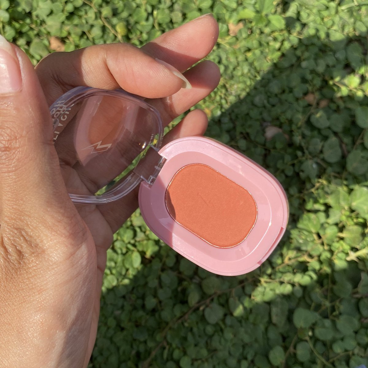 rachiecha's tweet image. blush yang wajib dicoba untuk pemula, &amp;amp; warmtone approved, selain karena murah cuma 25 ribu juga highly pigmented (warnanya keluar banget)

berdasarkan pemakaian, aku nemu kekurangan dari blush ini, kira-kira apa ya?