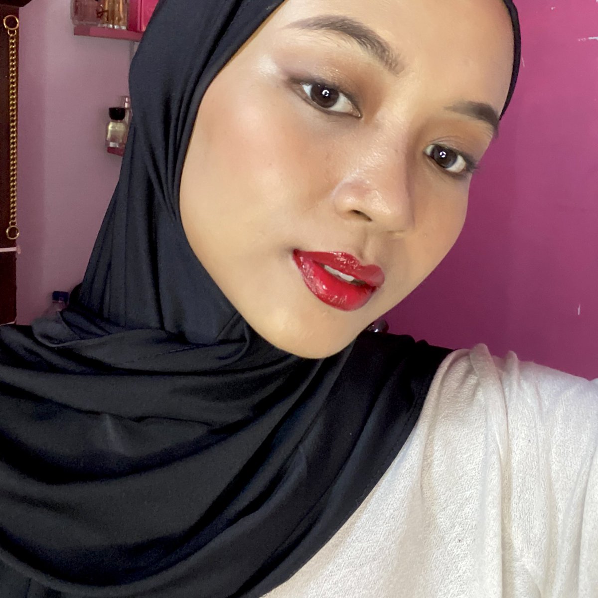 rachiecha's tweet image. blush yang wajib dicoba untuk pemula, &amp;amp; warmtone approved, selain karena murah cuma 25 ribu juga highly pigmented (warnanya keluar banget)

berdasarkan pemakaian, aku nemu kekurangan dari blush ini, kira-kira apa ya?