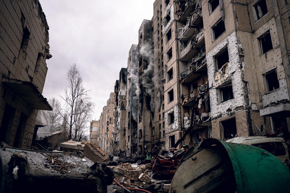 DefenceU's tweet photo. The aftermath of russia's missile attack on Kyiv.

📷@kztsky for Ministry of Defence https://t.co/rnqvaRkVQf