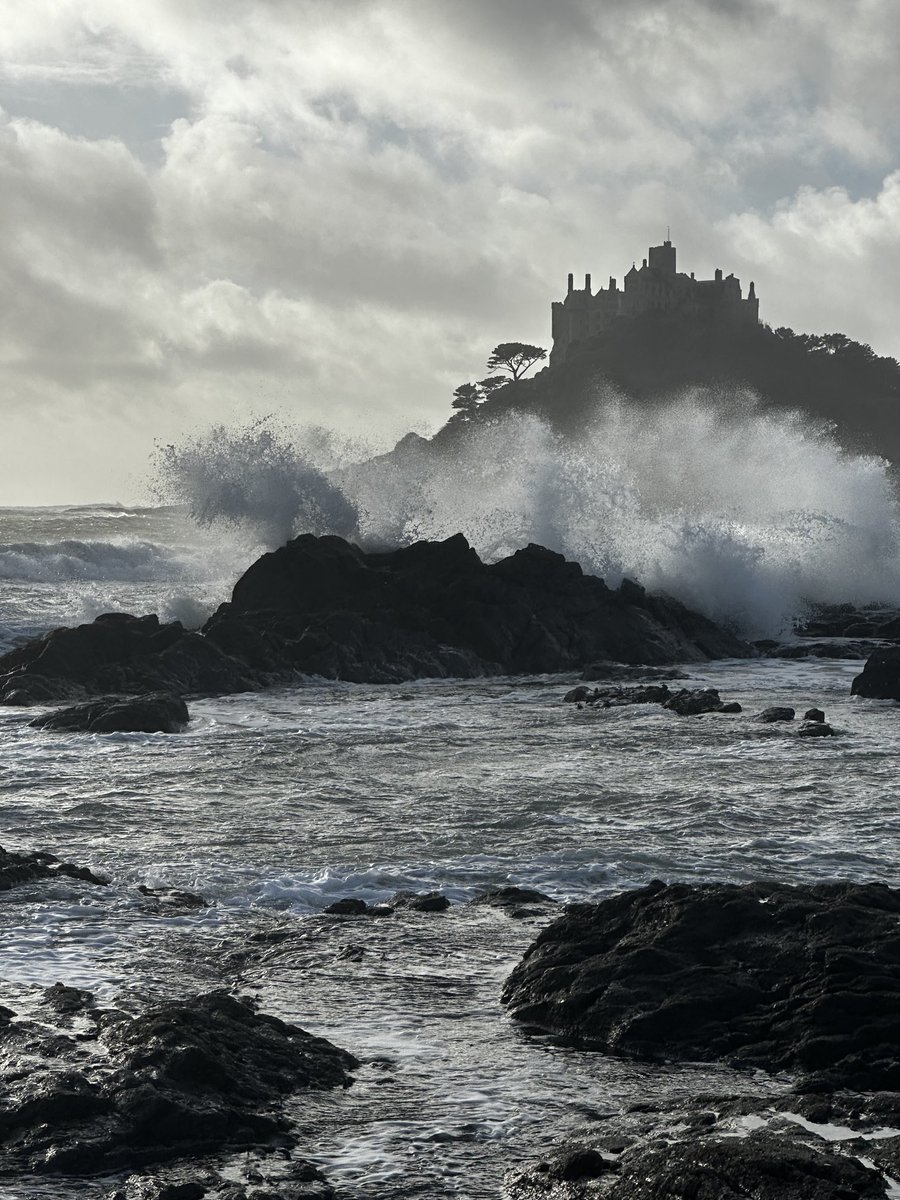 #stormhenk on the #cornishcoast ⁦@ntmichaelsmount⁩