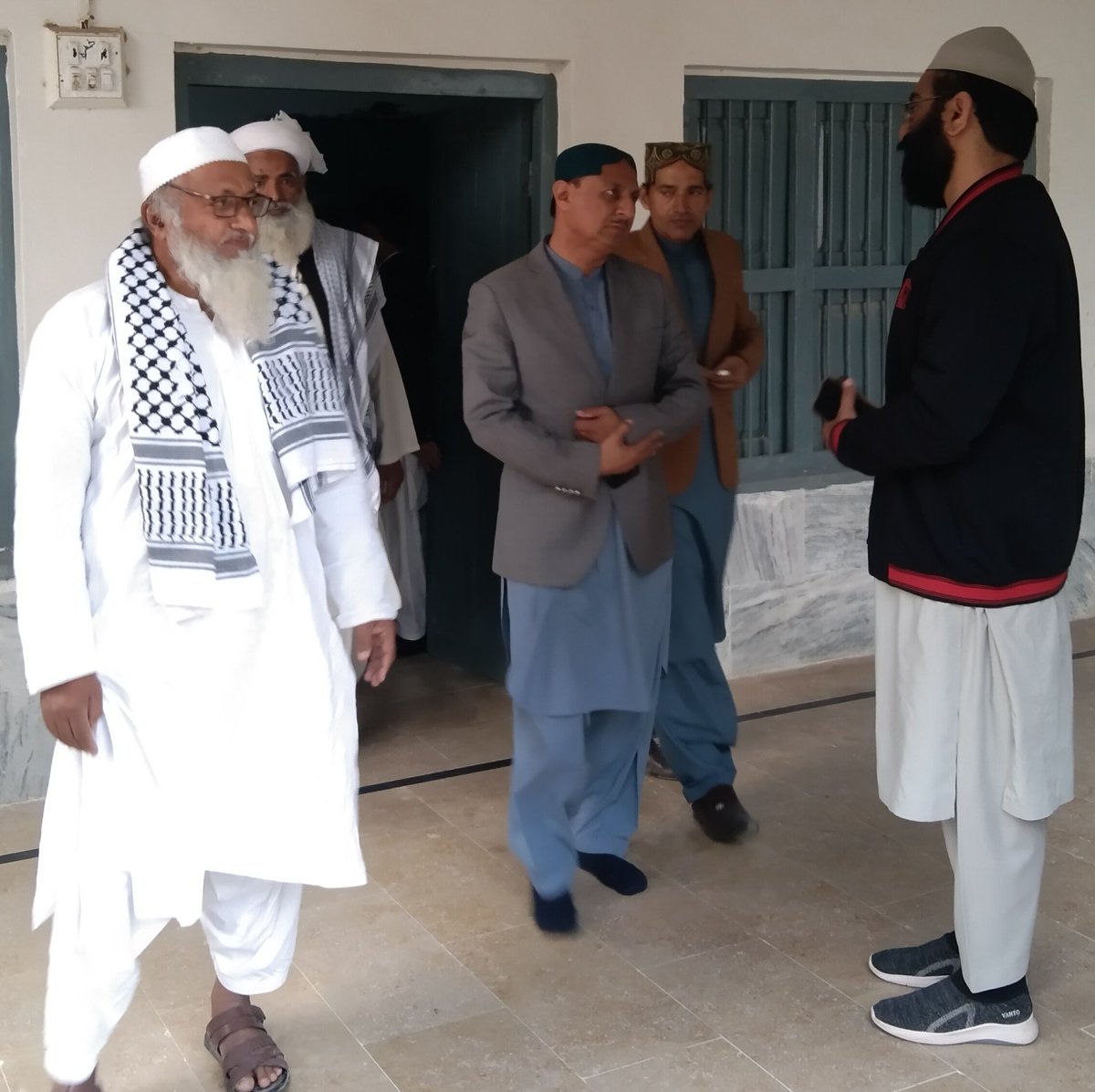 Inaitullah80478's tweet photo. آج مدرسہ جامعہ انوار العلوم قاسمیہ میرپورماتہیلو میں
🌷میاں مجن بہرچونڊي شريف والے
اورسردار غلام عباس عرف پپوخان چاچڑ 
 استاد مولانا محمد اسحاق لغاري کے ہا تشريف لائے اور  سیاسي صورت حال پر گفتگو ہوۓ  
مولانا محمدقاسم کهاوڙ  
اور حسين احمد مدني بهي
Tim j u i mirpur❤
inayatullah https://t.co/nrL8jjS8Nf