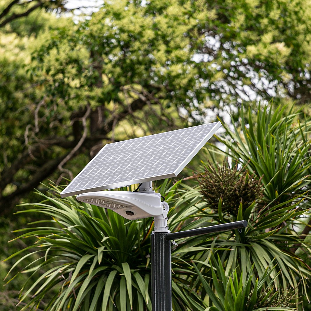 CascallaresPJ's tweet photo. 🌳SUMAMOS SERVICIOS CUIDANDO EL AMBIENTE

Instalamos en nuestra Granja Educativa Municipal paneles de energía solar que permiten iluminar con tecnología Led el predio y realizar la carga de celulares en una iniciativa que apunta a cuidar del ambiente en nuestro distrito. https://t.co/aF4Gsh7KPN