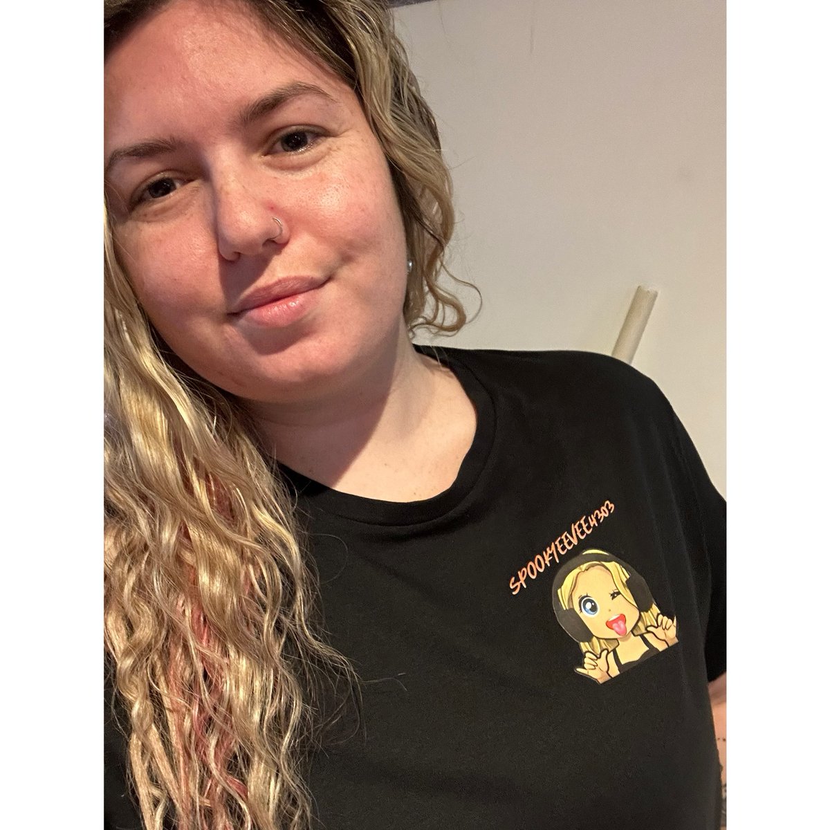 Spookyeevee4303's tweet photo. New merch top 🤙🏼 https://t.co/3cNsPUEVc2