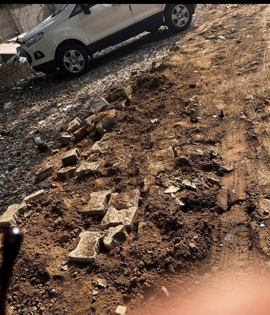 preetiand's tweet photo. @airtelindia @airtelnews @Airtel_Presence 
Your company has done a very bad job in Vibhavnagar Agra while laying your lines. 
It has uprooted all tiles and left the path muddy and tileless. 
Kindly get the path repaired.
@UPGovt @myogiadityanath @myogioffice @Uppolice https://t.co/BapZYlGiAz