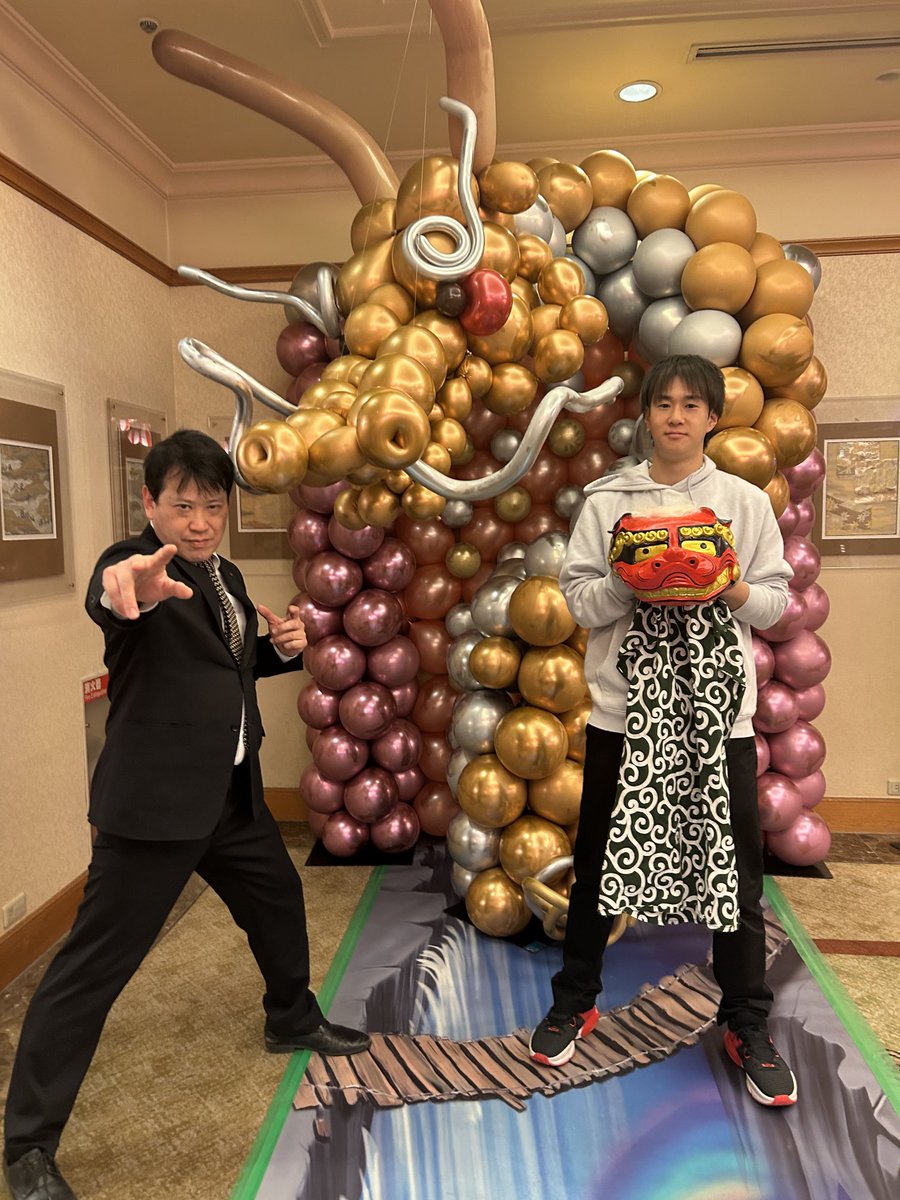 Happy_watanabe5's tweet photo. あけましておめでとうございます⛩

新年からイベントで菊地くんにお世話になりました‼️

今年も宜しくお願いします🐲 https://t.co/Y41yIGhRIo